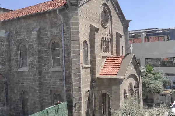 Alsancak Katolik Kilisesi - Resim 1