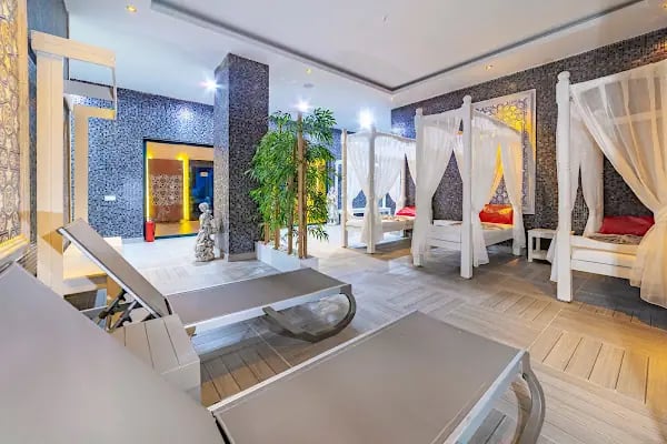 HMA Hotel &amp; Suites - Resim 9