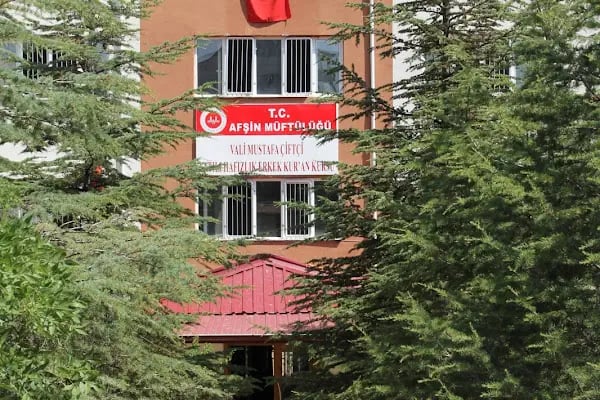 VALİ MUSTAFA ÇİFTÇİ ERKEK HAFIZLIK KURAN KURSU - Resim 3