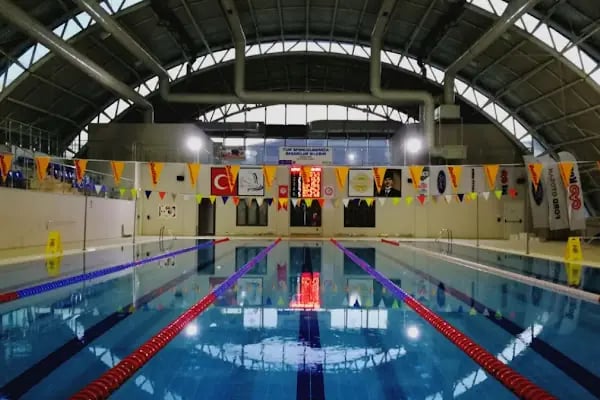 Başiskele Belediyesi Yeniköy Yarı Olimpik Kapalı Yüzme Havuzu - Resim 1
