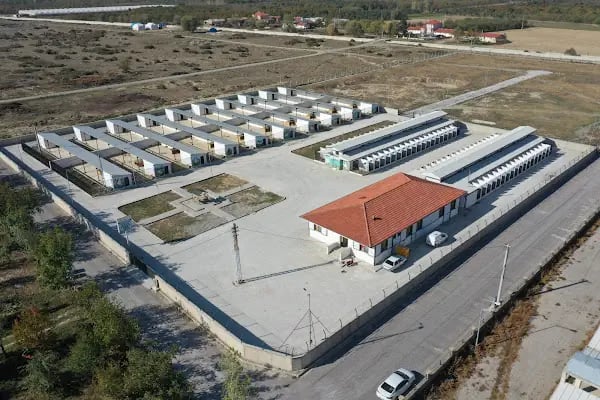 Akşehir Belediyesi Sahipsiz Hayvan Bakımevi ve Rehabilitasyon Merkezi - Resim 1