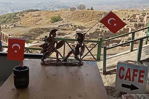 Pergamon acropolis cafe - Resim 4