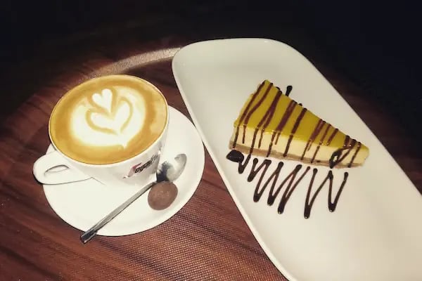 Fabbrica Cafe &amp; Bar - Resim 3