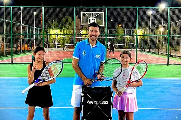Suna Tenis Akademisi, Bornova Kortu - Resim 1