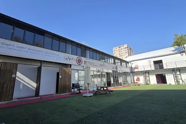 İstanbul Rumeli Üniversitesi Kadıköy Uygulama ve Araştırma Yerleşkesi - Resim 3