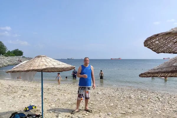 Public beach with umbrella - Resim 3