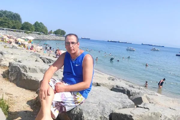Public beach with umbrella - Resim 12