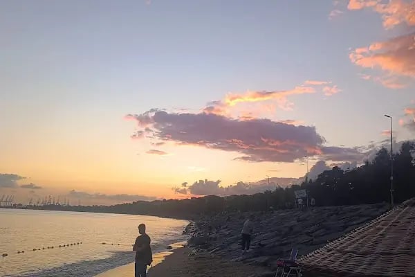 Public beach with umbrella - Resim 4