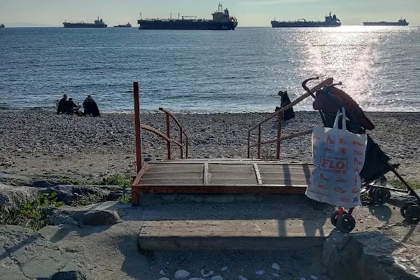 Public beach with umbrella - Resim 7