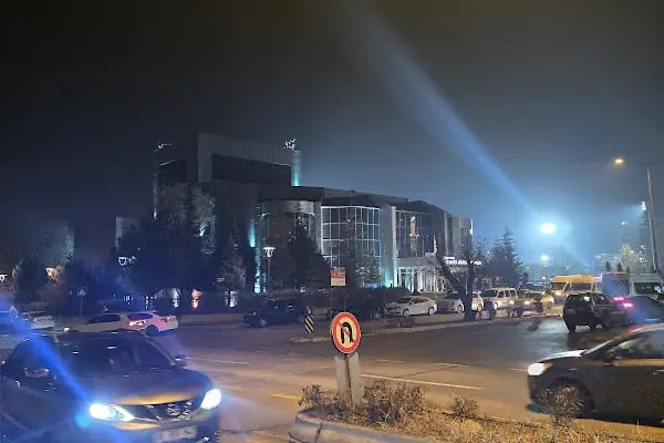 Cüneyt Gökçer Sahnesi - Resim 14