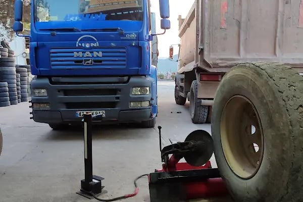 ŞÜKRÜ OTO LASTİK TAMİR SÖKME LASTİK TAKMA YOL YARDIM BODRUM - Resim 6