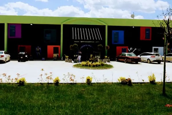 Big Yellow Taxi Benzin Cafe &amp; Bar - Resim 2
