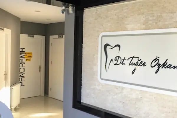Diş Hekimi Tuğçe ÖZKAN - Elmalı Dent Diş Polikliniği - Resim 1