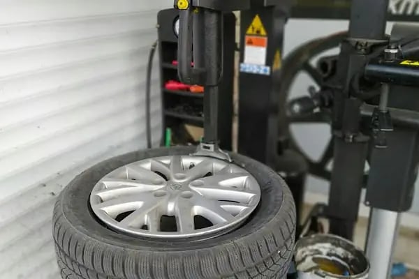 ABGÜÇLÜ Oto Lastik Jant Akü Madeni Yağ Balata Değişimi Yol Yardım - Resim 4