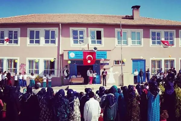Bakirtas Yasin Demir Ortaokulu - Resim 1