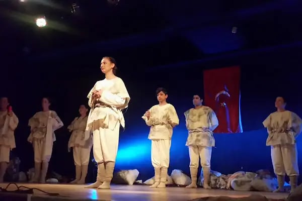Gençlik Tiyatrosu - Resim 1