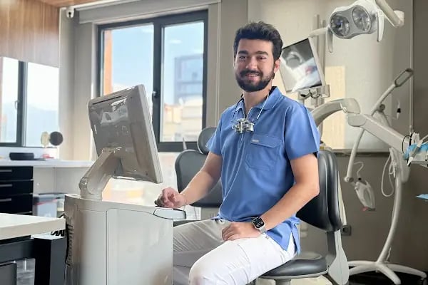 Bursa Diş Hekimi Fatih Ay | implant | Gülüş Tasarımı | Dentist - Resim 1