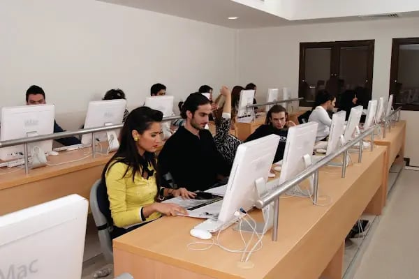 İzmir Ekonomi Üniversitesi - Resim 8