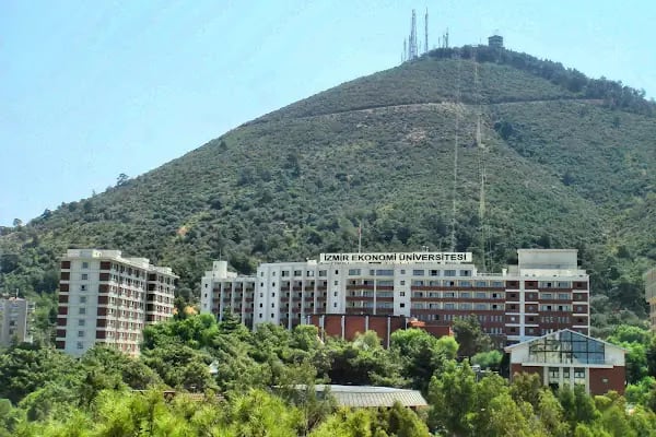 İzmir Ekonomi Üniversitesi - Resim 11