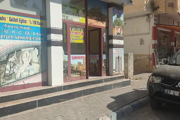 Kumsal ada halisaha ve yüzme havuzu - Resim 1