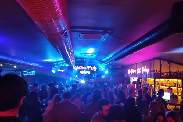 Radio Pub Performance Hall - Resim 11