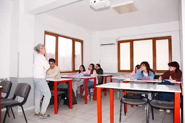 GÖLCÜK KIRMIZI OTOBÜS YABANCI DİL KURSU - Resim 1