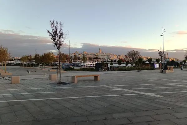 Eminönü T5 Tramvay Durağı - Resim 3