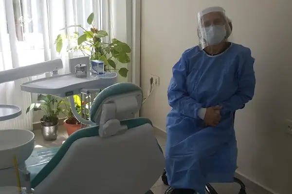 Doç. Dr. Tennure Yazanel Diş Kliniği - Resim 7