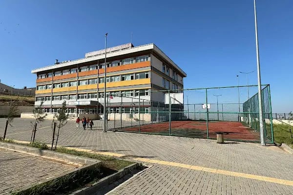 Adalet İlkokulu/Ortaokulu - Resim 1