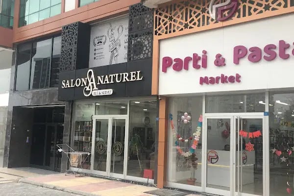 SALON NATUREL BARBER CLUB Saça Dair Herşey - Resim 3