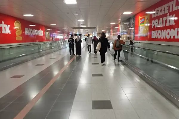 Üniversite Metro İstasyonu - Resim 1