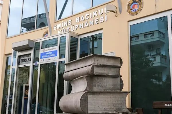 Emine Hacıkura Kütüphanesi - Resim 2