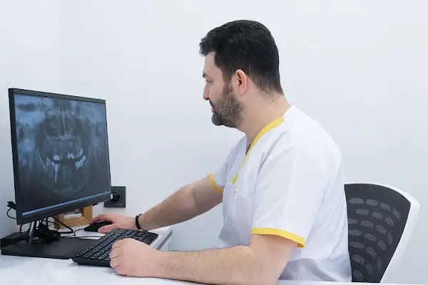 Dr. Dt. Emre ÇAKIR - Ankara Ortodonti Uzmanı - Batıkent Diş Hekimi - Estetik Ortodonti - İmplant, Zirkonyum, Diş Beyazlatma - Resim 3