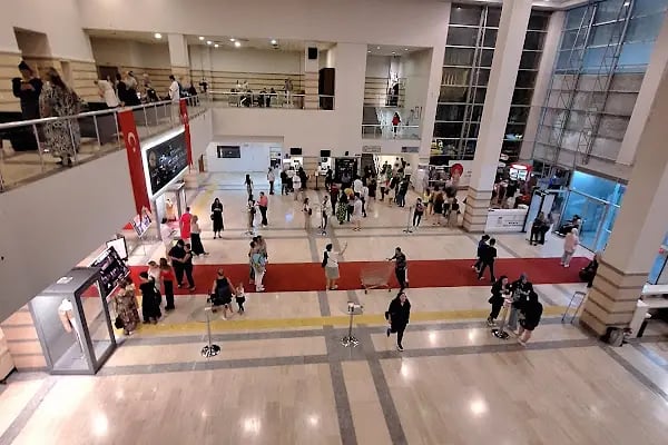 Antalya Devlet Tiyatrosu Sahnesi - Resim 4
