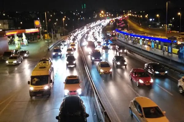 İŞLER KİTABEVİ AVCILAR ŞUBE - Resim 6