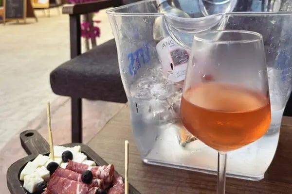 Montenegro cafe Pub - Resim 4