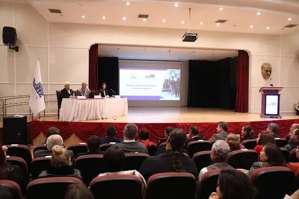 Buca Eğitim Fakültesi Konferans Salonu - Resim 11