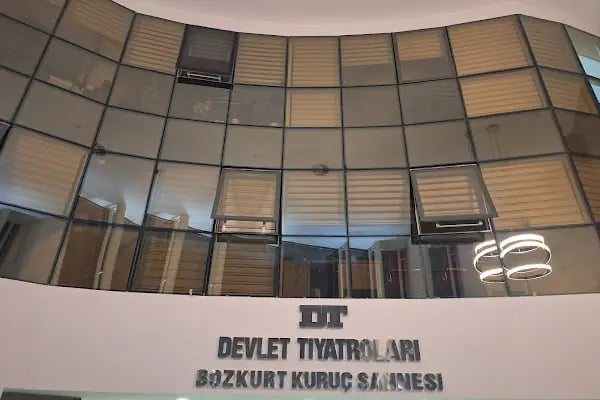 İzmir Devlet Tiyatrosu - Bornova Bozkurt Kuruç Sahnesi - Resim 11