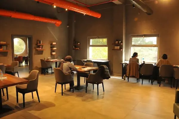 Dönemeç Kitap Kafe - Resim 9