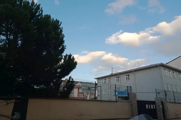 Altıeylül Ortaokulu - Resim 1
